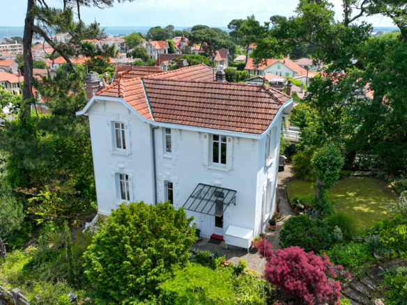ARCACHON  BELLE MAISON ARCACHONNAISE 205 M2 JARDIN 1200M2 PETITE VUE MER GARAGES
