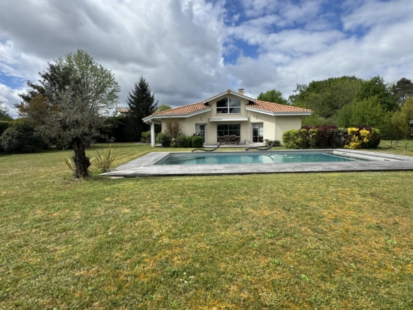 PESSAC PROCHE GOLF MAISON ARCHITECTE 157 M2 JARDIN 1300 M2 PISCINE GARAGE